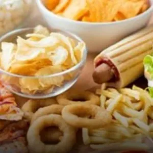 5 أكلات تدمر صحة طفلك.. أبرزها الأطعمة المقلية والوجبات السريعة