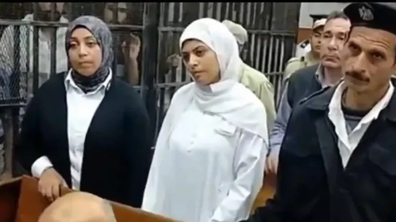 مصر.. شاهد: ردة فعل غريبة من المتهمة بقتل صديقتها وتقطيع جثتها بعد الحكم عليها بالإعدام