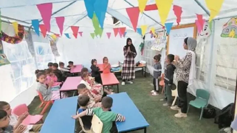 فصول لأطفال غزة في المخيمات.. «العلم سلاح جبار»