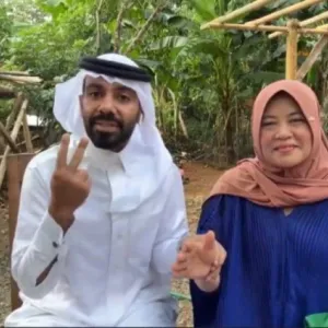 بالفيديو.. أول تعليق من الشاب السعودي الذي زف "عاملتهم" إلى زوجها في إندونيسيا