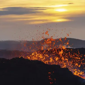 شاهد: تحت كسوف نادر للشمس.. وحدها الحمم البركانية تضيء سماء آيسلندا