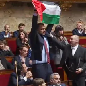 نائب فرنسي يرفع علم فلسطين داخل البرلمان