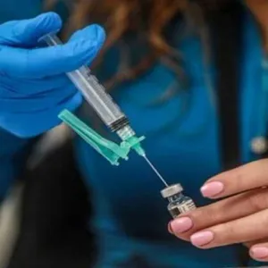 «معروفة من 2021».. الصحة تكشف احتمالات حدوث جلطات بعد التطعيمات بلقاح كورونا