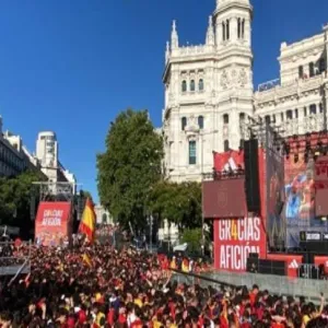 الأبطال في مدريد.. الجماهير تستقبل لاعبي إسبانيا بعد حصد اليورو (فيديو)