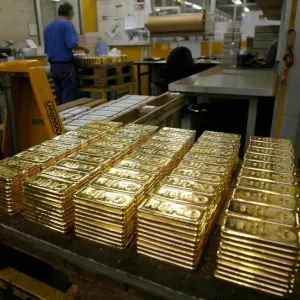 الذهب يتجه للانخفاض للأسبوع الثاني وسط ترقب لبيانات وظائف أمريكية