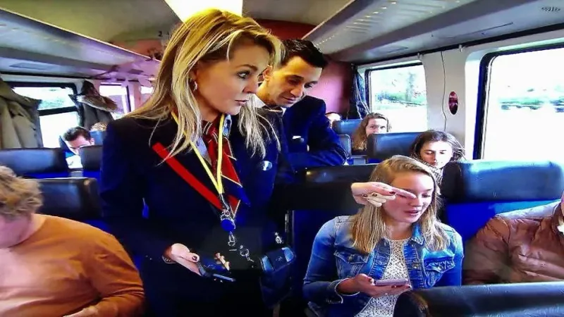 "لم تخالف القانون".. فتاة تقلي الدجاج داخل قطار هولندي وسط دهشة الركاب