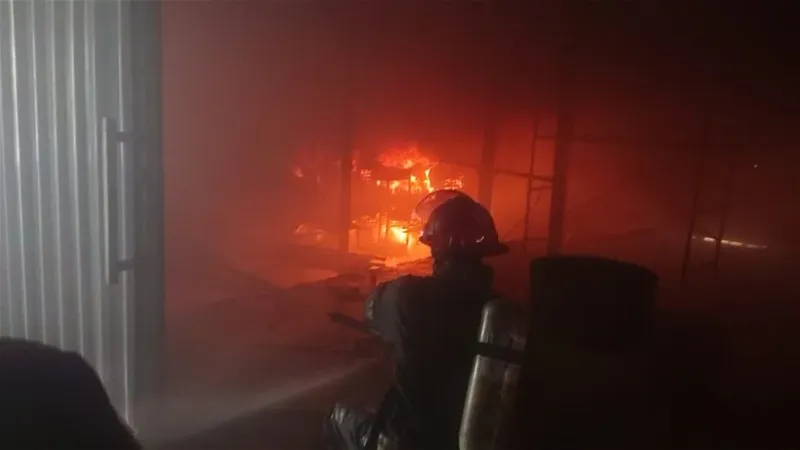 حريق بمنطقة النهضة وسط بغداد.. والدفاع المدني يكشف التفاصيل (صور)