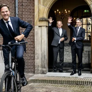 "سلم السلطة ثم ركب دراجة".. رئيس وزراء هولندا يثير تفاعلا بطريقة مغادرة منصبه