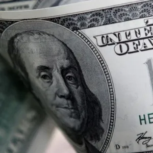الدولار يتراجع بعد بيانات التضخم الأميركية
