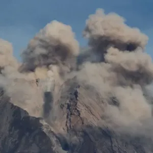 إندونيسيا.. إعلان حالة التأهب تحسبًا لاستمرار ثوران بركان روانج