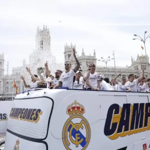 ريال مدريد يحتفل بلقب الدوري الإسباني بين جماهيره