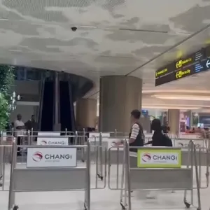 فيديو: أحد الركاب يروي تفاصيل مرعبة لهبوط الطائرة السنغافورية الاضطراري في بانكوك
