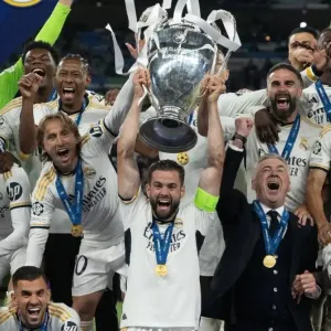 كأس دوري أبطال أوروبا يطوف العاصمة مدريد بعد التتويج باللقب "15"
