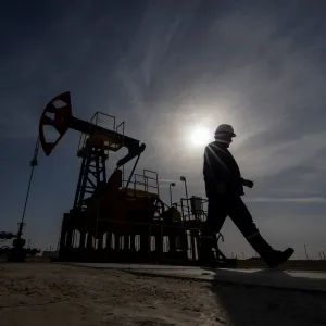 هبوط أسعار النفط مستمر إزاء المخاوف من زيادة المعروض