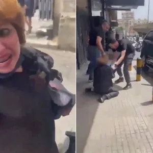 شاهد.. رجل يعتدي على محامية زوجته بالضرب أمام المحكمة في بيروت 