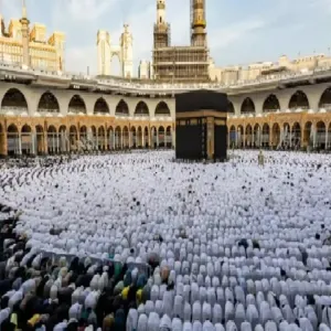 ضيوف برنامج خادم الحرمين للعمرة والزيارة يؤدون الجمعة الأولى في رمضان بالمسجد الحرام