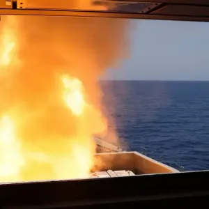 تضرر ناقلة نفط إثر هجوم شنّه الحوثيون عليها في البحر الأحمر