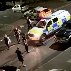 بالفيديو| شرطة لندن تصدم عجلاً مذعوراً بقسوة وسط ذهول المارة