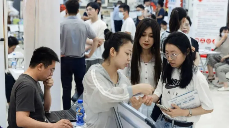 تباطؤ وتيرة نمو قطاع الخدمات في الصين لاستمرار انخفاض مستويات التوظيف