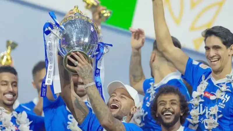 نيمار ثاني قائد برازيلي يحمل كأس الدوري السعودي