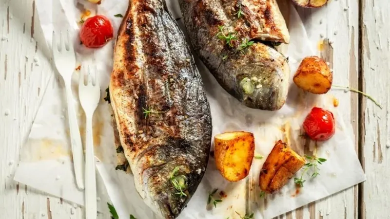 سمك السيباس المشوي على الطريقة المغربية