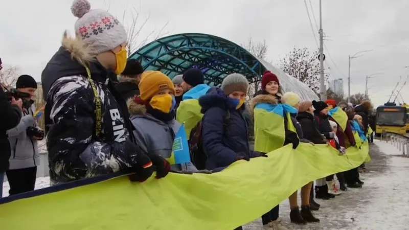 شاهد: سلسلة بشرية في كييف بمناسبة يوم الوحدة الأوكراني وسط تصاعد التهديدات الروسية