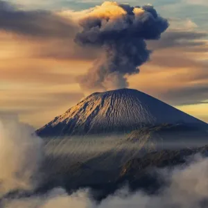 إندونيسيا: ثوران بركان جبل "سيميرو" من جديد