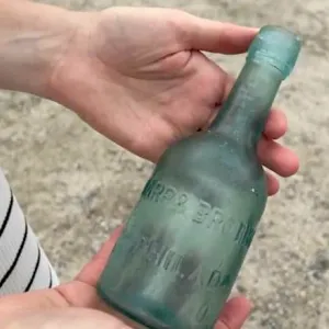 قد تكون الأقدم في العالم.. شاهد ما عثرت عليه امرأة داخل زجاجة مقفلة على شاطئ