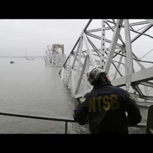شاهد: محققون على متن سفينة دالي التي أسقطت جسر بالتيمور