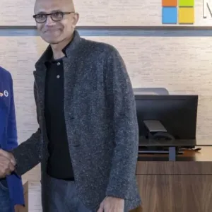 طحنون بن زايد يلتقي الرئيس التنفيذي لشركة "مايكروسوفت" في سياتل الأمريكية