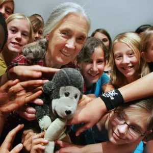 عاشت مع قرود الشمبانزي قبل 60 عامًا.. العالمة جين غودال تُلهم الجيل القادم لحفظ البيئة