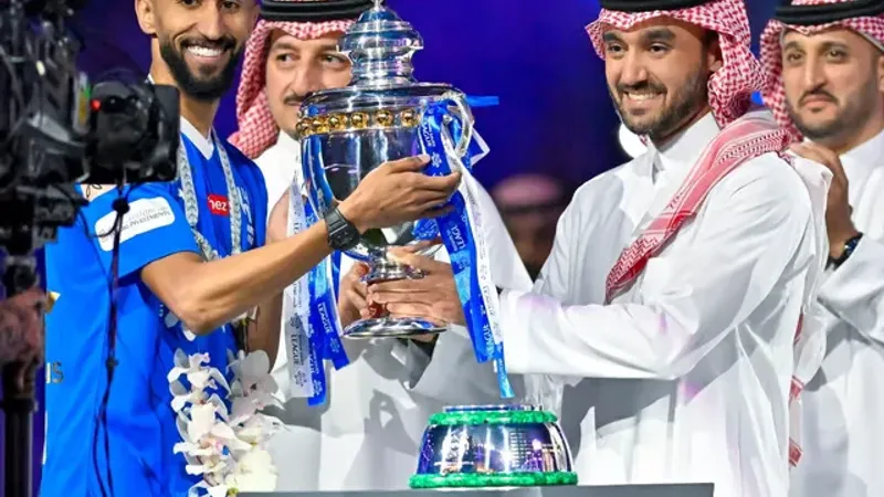 وزير الرياضة "الفيصل" يتوِّج الهلال بلقب دوري روشن السعودي 2023-2024
