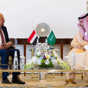 وزير الخارجية يبحث مع نظيره اليمني أوجه العلاقات الثنائية بين البلدين