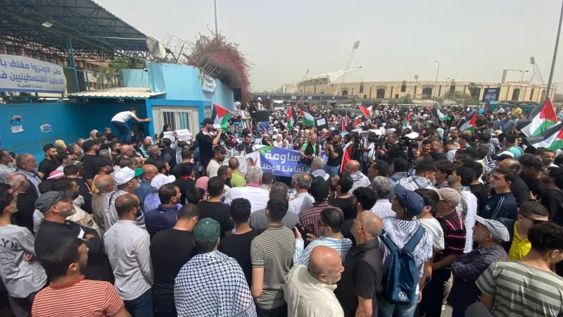 لبنان... مئات الفلسطينيين يعتصمون أمام مكتب "أونروا" تلبية لدعوة "اتحاد المعلمين"