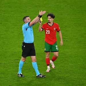موقف "طريف" بين لاعب برتغالي وحكم في يورو 2024.. هذا ما حدث بينهما