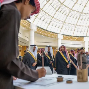 أمير منطقة القصيم يكرّم 27 طالبًا وطالبة فازوا بأولمبياد الخط العربي على مستوى المملكة