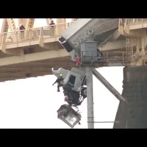 شاهد: لقطات جديدة لحادث مرعب يُظهر لحظات سبقت تدلي شاحنة من فوق جسر في الولايات المتحدة