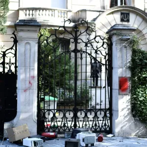 عاجل| شرطة باريس: رجل يحمل قنبلة يدوية أو سترة ناسفة يدخل القنصلية الإيرانية
