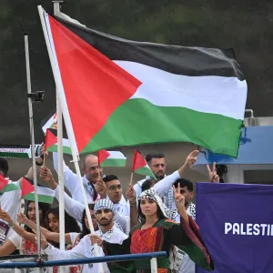بالوشاح الفلسطيني وعلامة النصر دخول مركب بعثة فلسطين في حفل افتتاح أولمبياد باريس #Olympics | #OlympicGames | #Paris2024