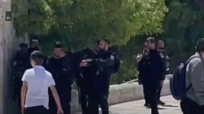 #فيديو      قوات الاحتلال الإسرائيلي في باحات المسجد #الأقصى بـ #القدس_المحتلة عقب صلاة الجمعة