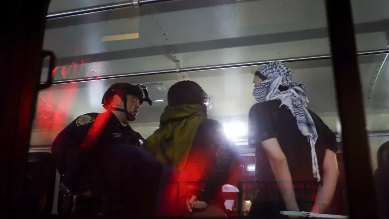 فيديو: شرطة نيويورك تقتحم جامعة كولومبيا وتفض اعتصام قاعة هاميلتون وتعتقل عشرات الطلاب