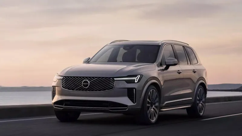 فولفو تدشن XC90 موديل 2025 فيس ليفت بمحركات بنزين هجينة وداخلية أفخم