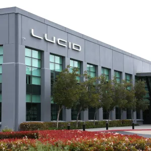 شركة LUCID توقع صفقة بمليار دولار من شركة تابعة لصندوق الاستثمارات العامة السعودي