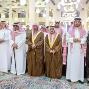 أمير الرياض يؤدي صلاة الميت على الأمير منصور بن بدر