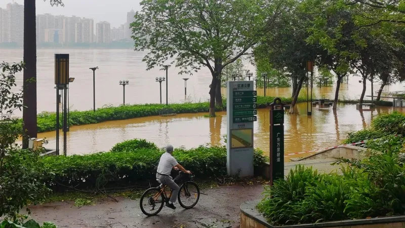 مفقودون وإجلاء عشرات الآلاف جراء فيضانات في الصين
