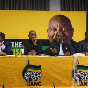 الحزب الحاكم في جنوب إفريقيا يعلن اعتزامه تشكيل حكومة وحدة وطنية