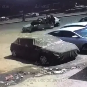 لحظة إطاحة سيارة طائشة فى بورسعيد بـ 4 مواطنين أمام كلية العلوم | شاهد