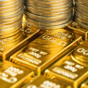 الذهب قرب مستوى قياسي مرتفع وسط تكهنات بقرب خفض الفائدة