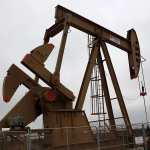 استقرار أسعار النفط ترقبا لمحادثات وقف إطلاق النار في غزة