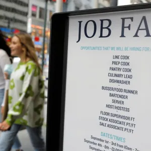 سوق العمل الأميركية تزداد قوة مع انخفاض طلبات إعانة البطالة